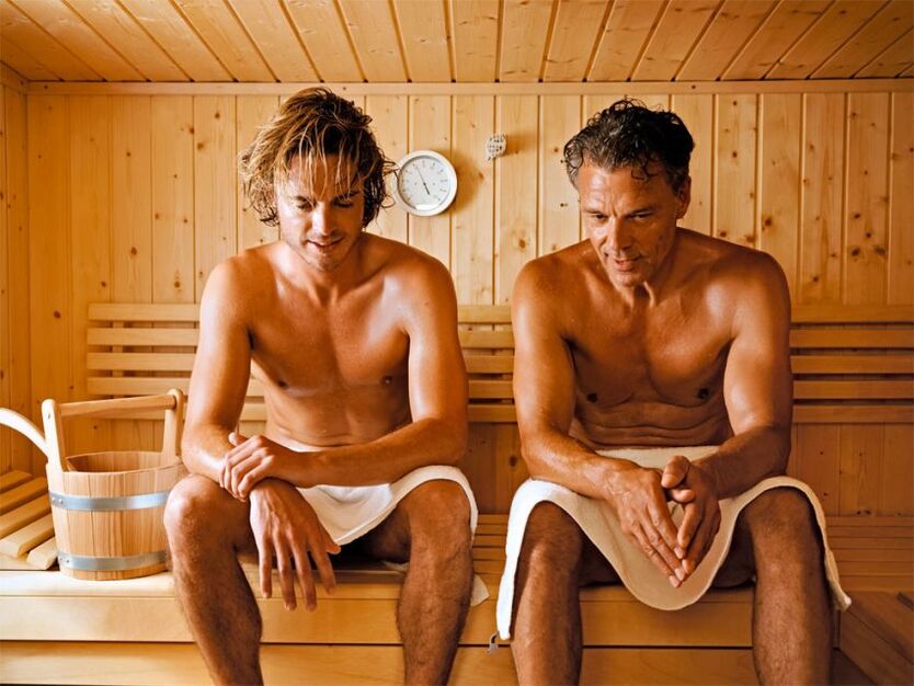 Mehed käivad saunas prostatiidi raviks